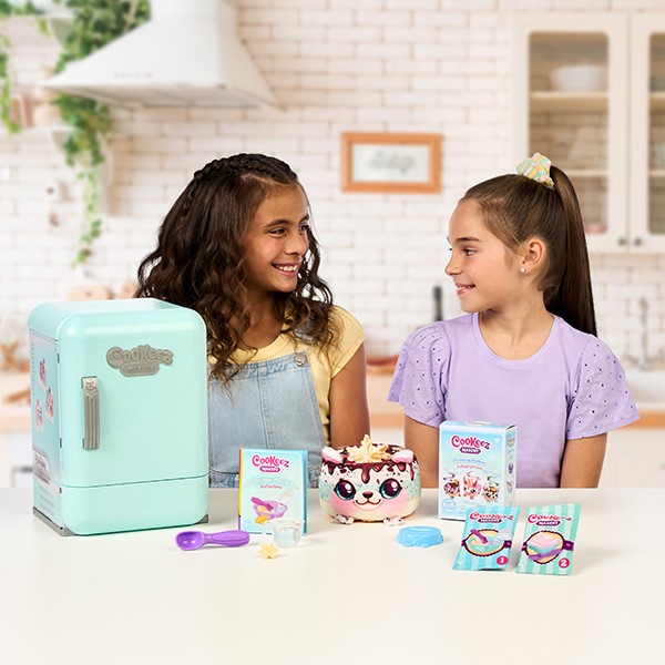 Foto van speelgoed 04_Cookeez Makery Koelkast_2_02 23511_COOKEEZMAKERY_FREEZYCAKEZ_LIFESTYLE_1X1_BG_01.jpg
